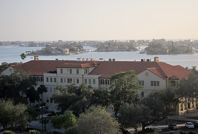 Gutter cleaning in seminole Florida. A photo of apartment building with gutters in Seminole.